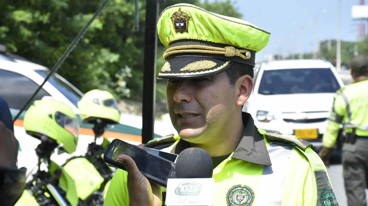 El Mayor Gustavo Chaparro, Jefe de la Policía de Tránsito de Barranquilla, al frente de los operativos.