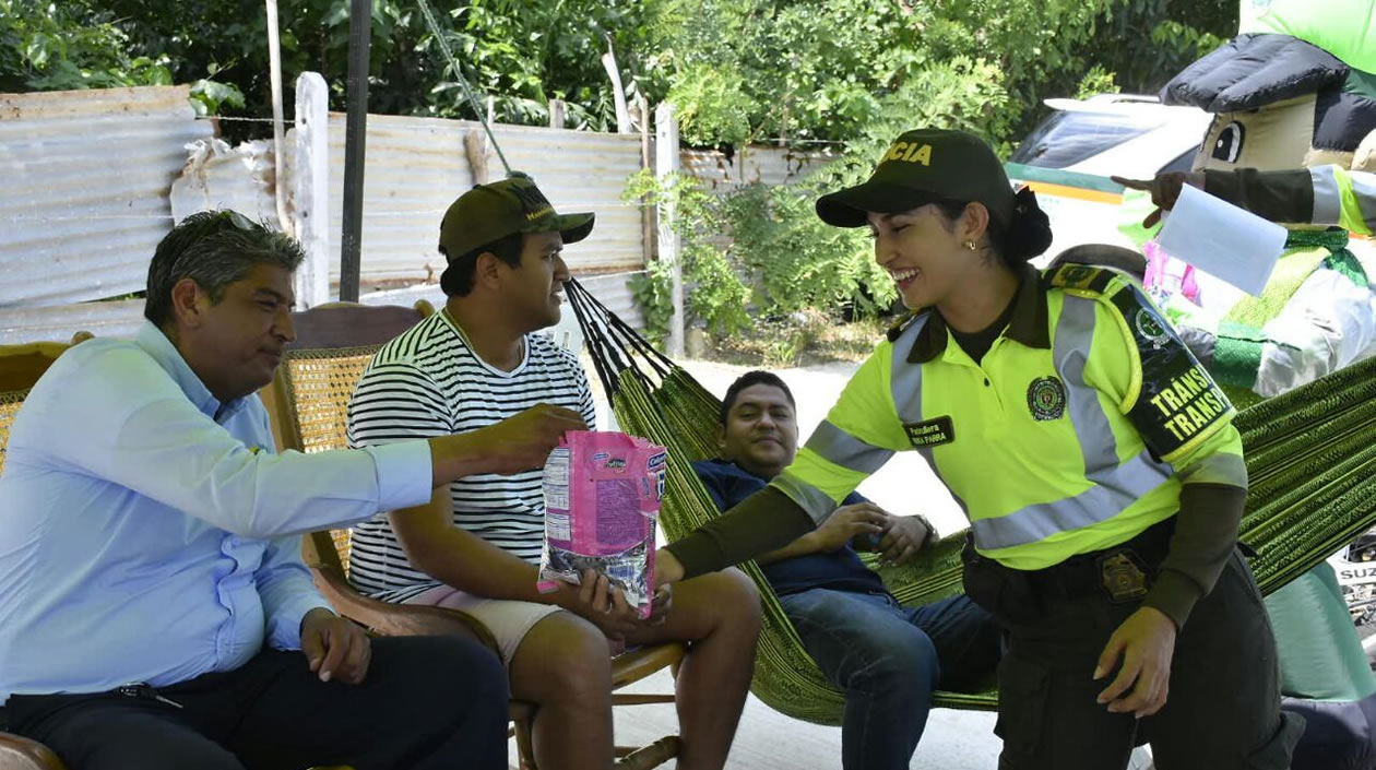 Personal de la Policía de Tránsito atendiendo a los conductores.