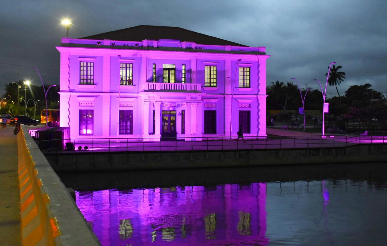 Intendencia fluvial iluminada para apoyar campaña de lucha contra el cáncer.
