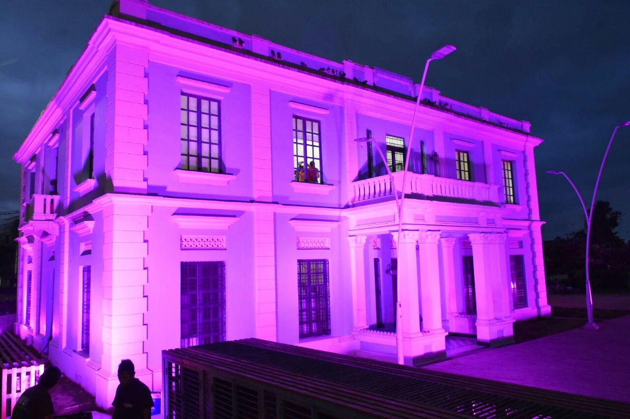 Fachada de la Intendencia fluvial iluminada para prevenir el cáncer.