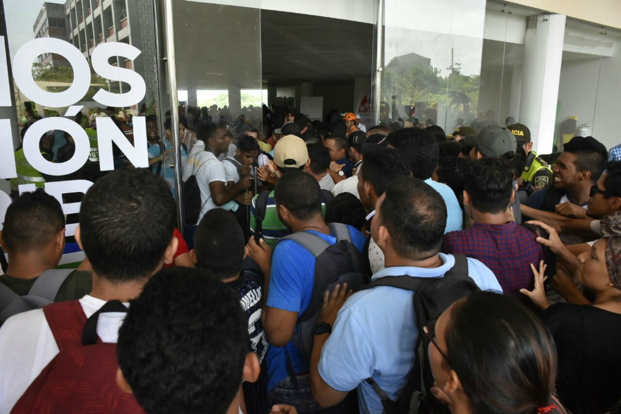 La entrada al Centro de Convenciones es un caos por completo.
