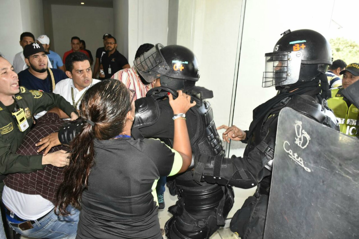 El ESMAD está interviniendo fuertemente ante la protesta.