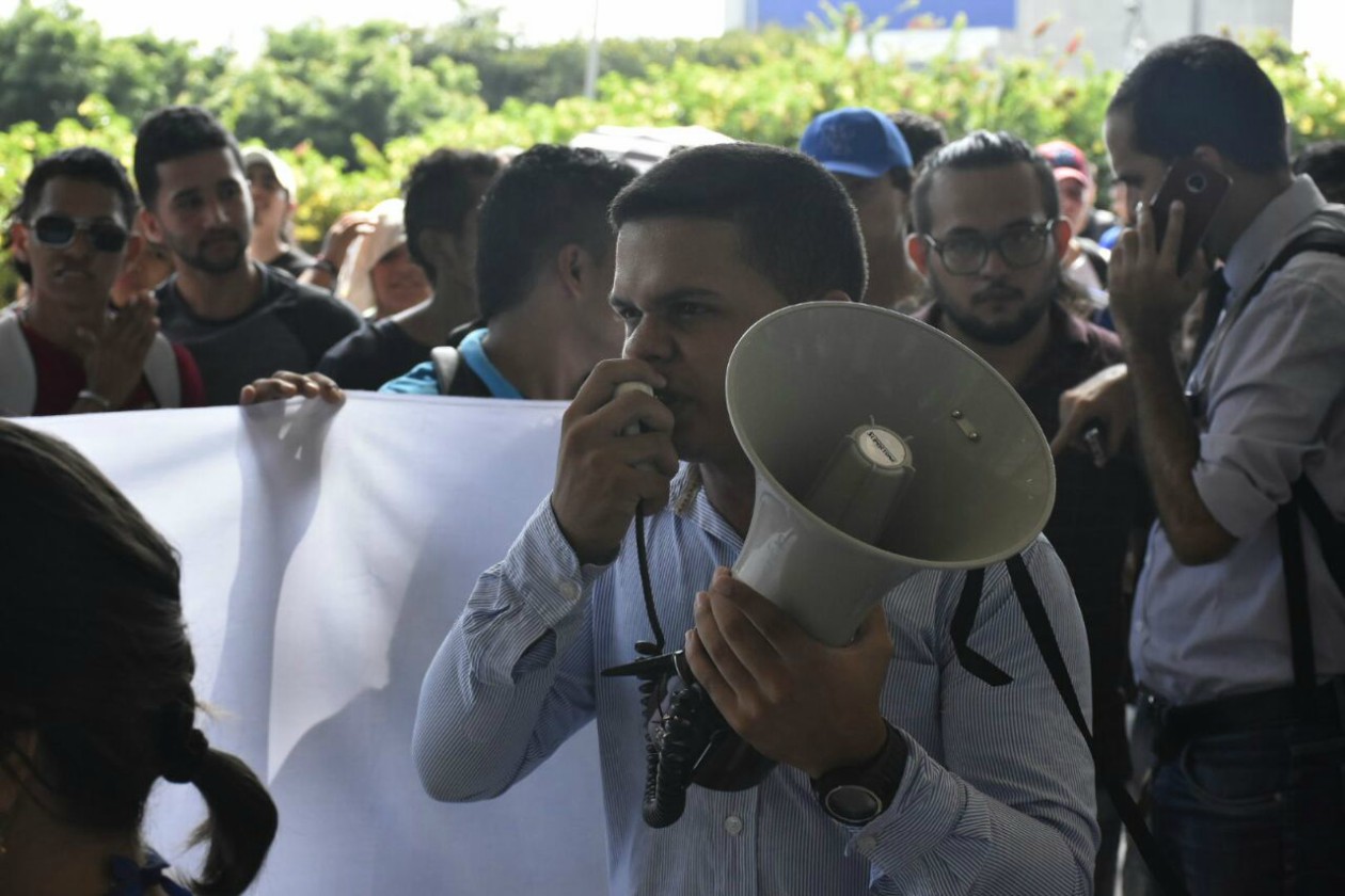 Los estudiantes gritan en contra de los gobernantes.
