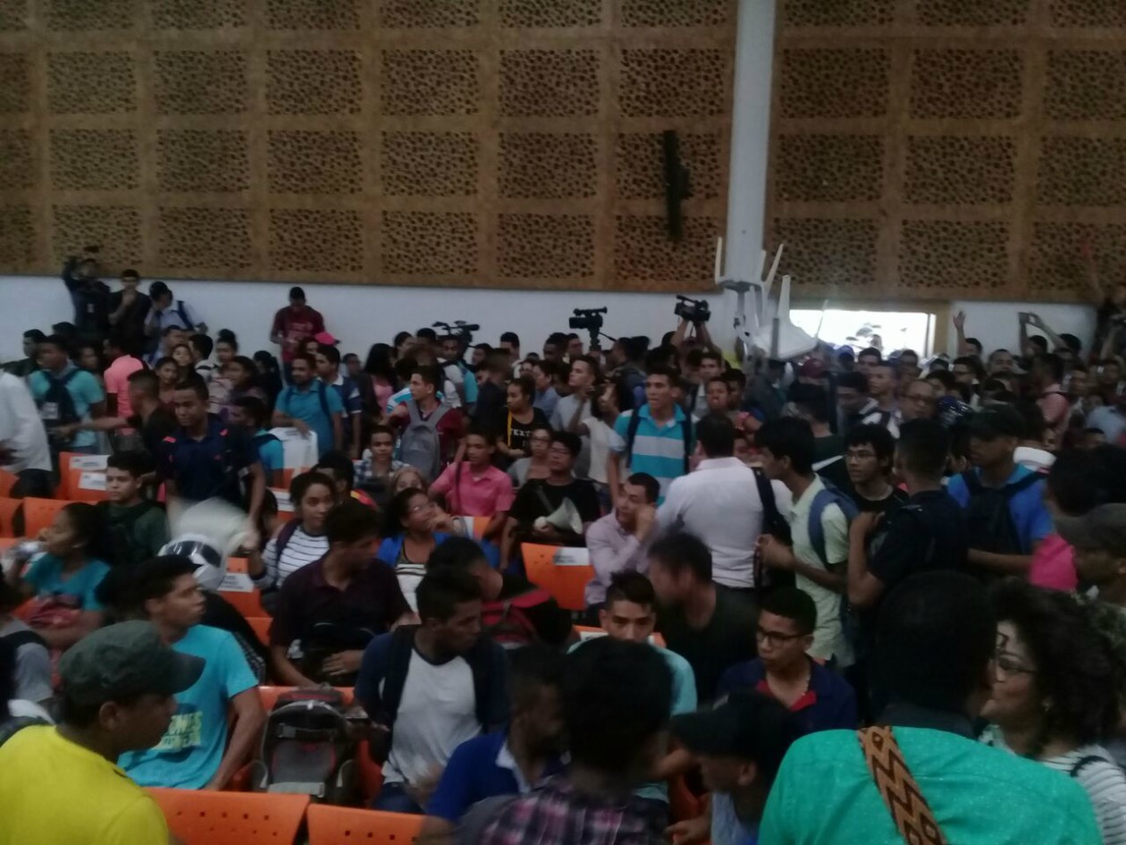Los estudiantes ya entraron al Centro de Convenciones.
