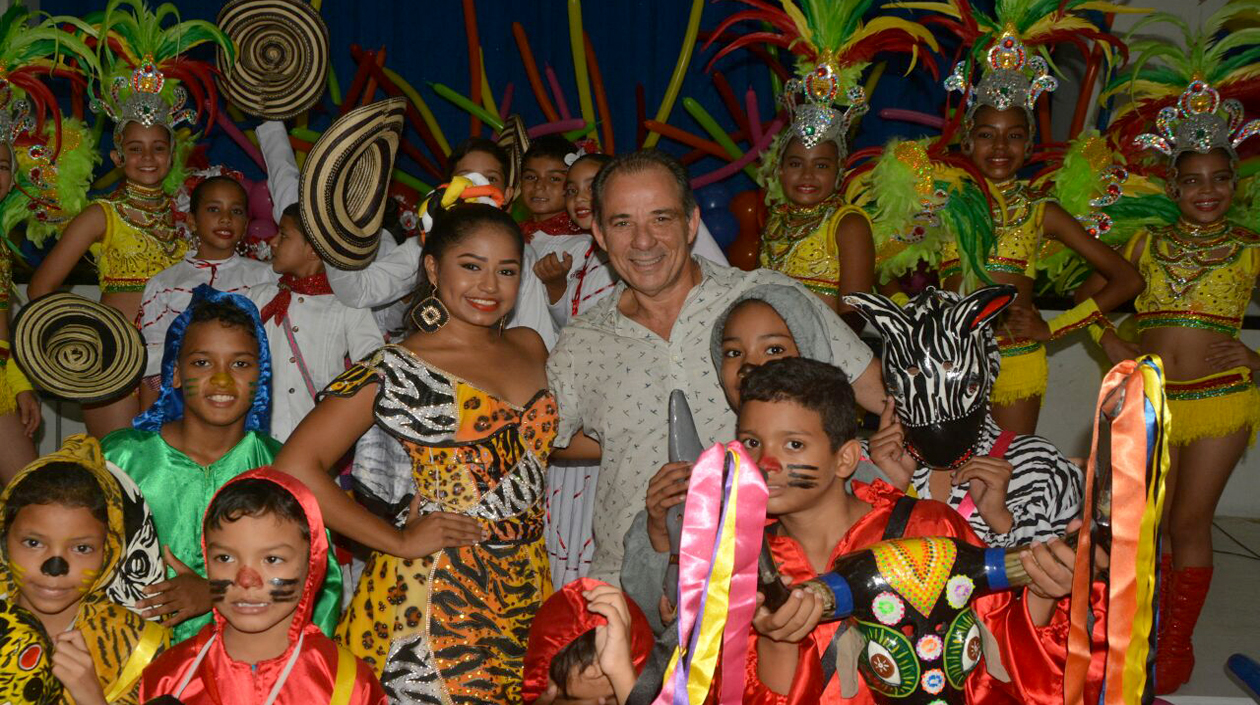 Andrea de Jesús De Alba Polo con el secretario de Cultura, Juan José Jaramillo.