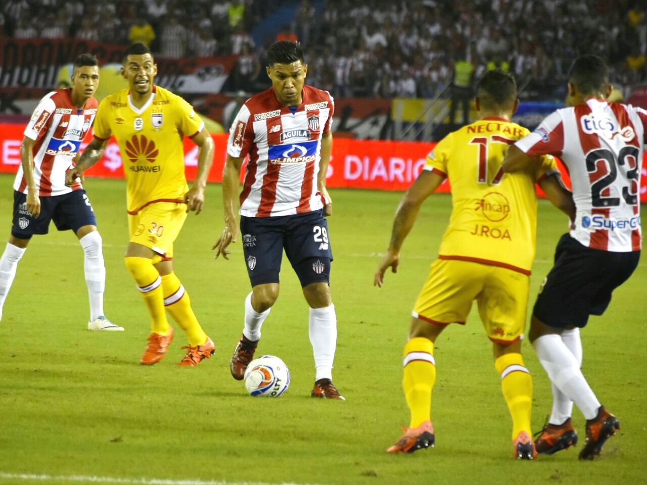 Teófilo Gutiérrez intentando superar la marca de de Yeison Gordillo y Juan Daniel Roa.