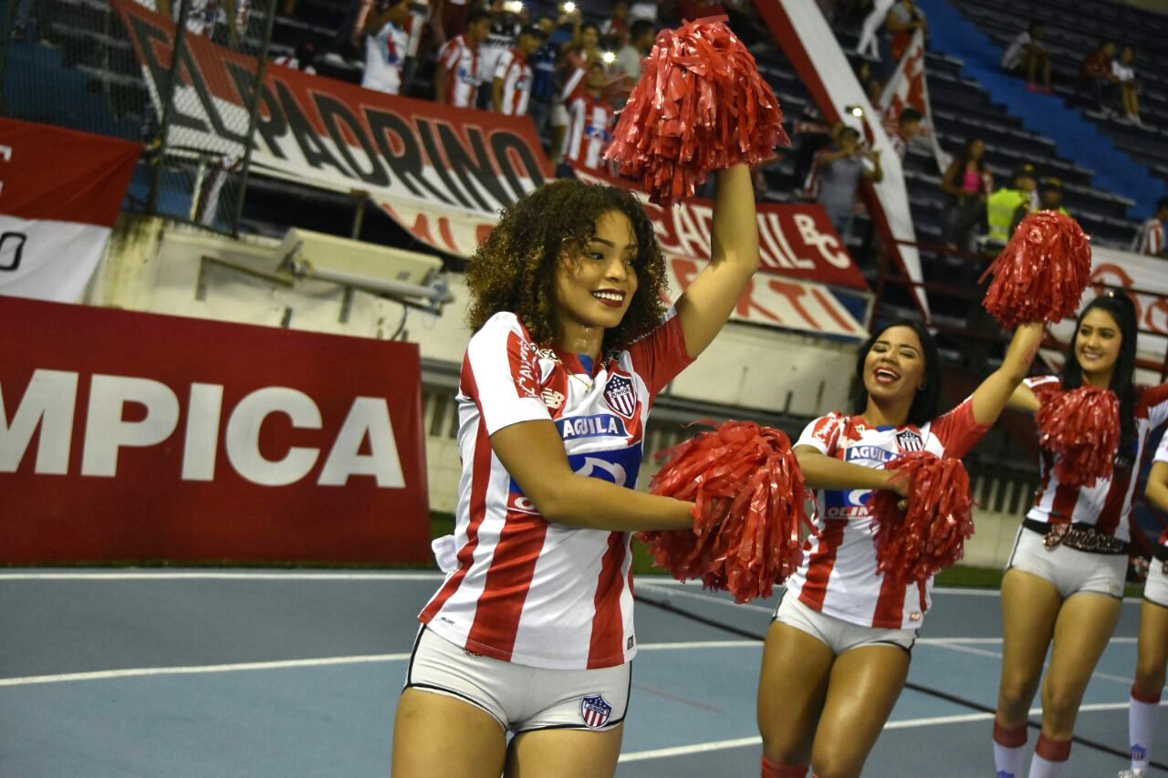 Las porristas con el apoyo permanente al Junior.