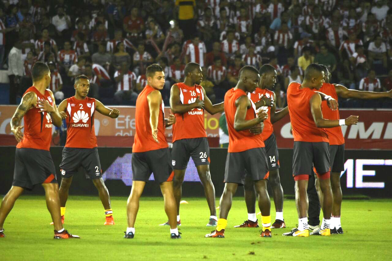 Jugadores de Santa Fe en el calentamiento previo al partido.