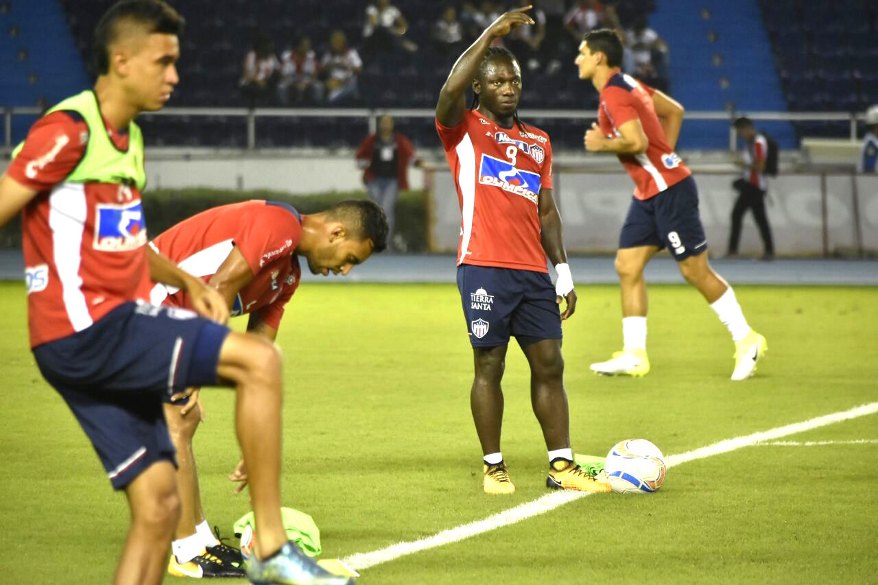 Jugadores de Junior también en el calentamiento previo.