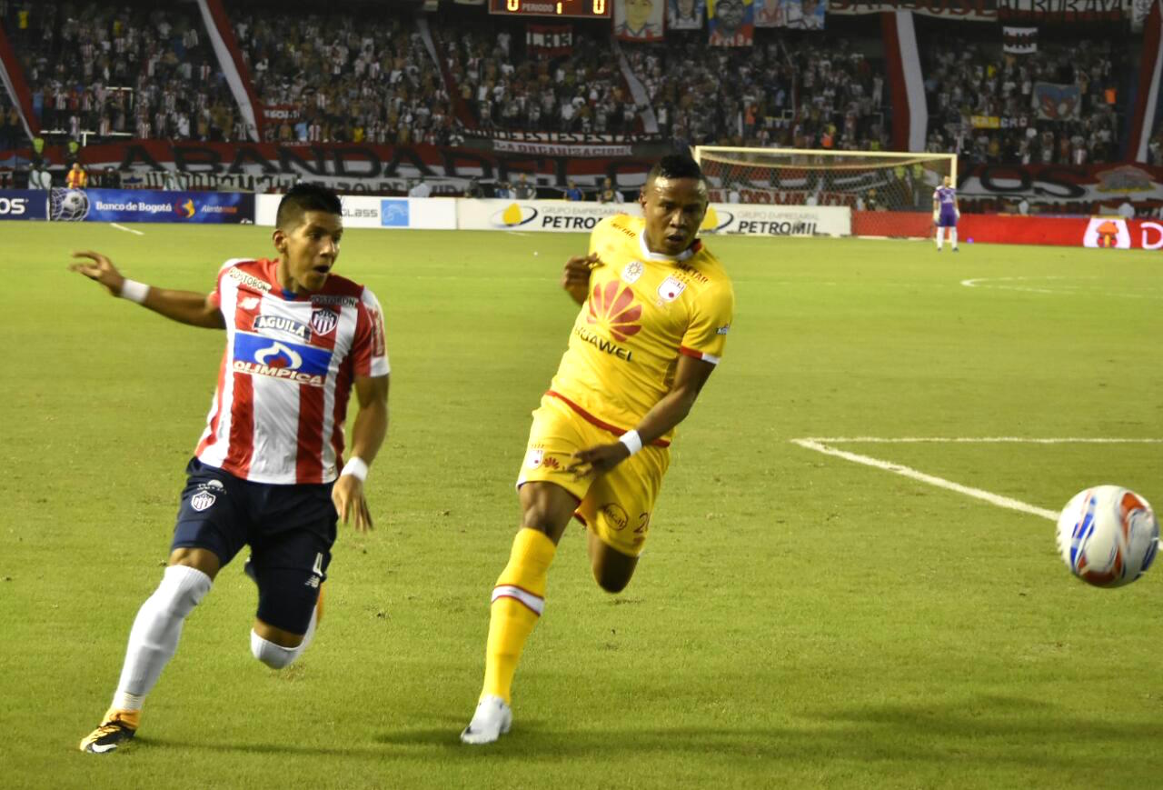 El lateral David Murillo disputando un balón con John Pajoy.