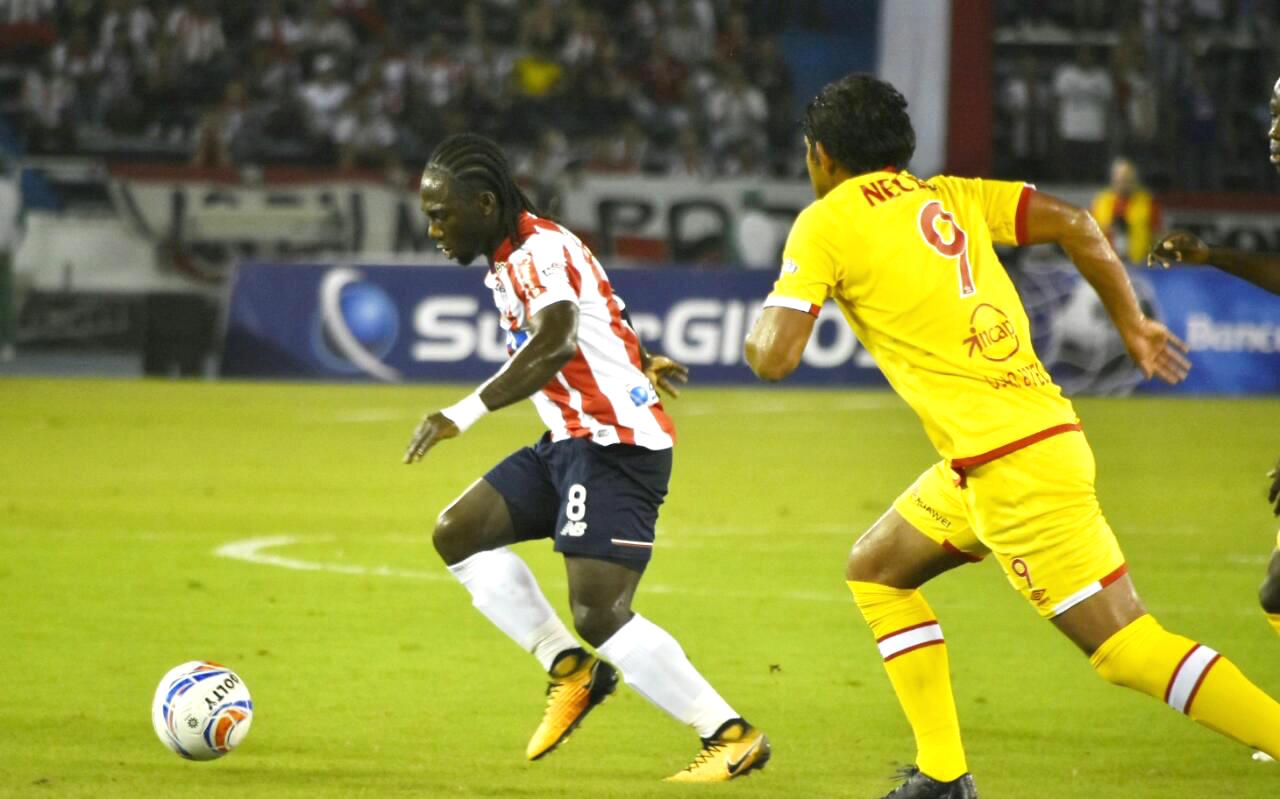 Yimmi Chará superando la marca de los rivales.