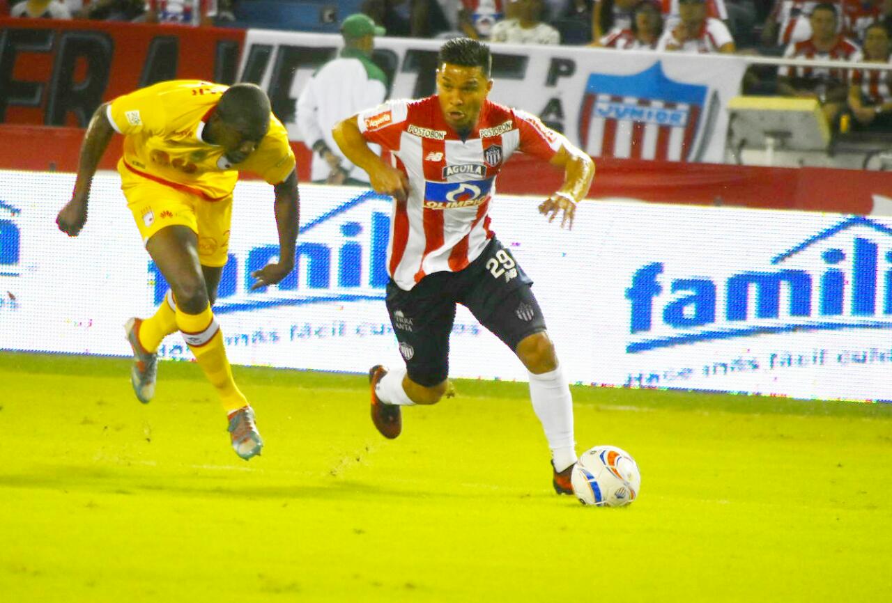 Teo intentando jugada de peligro al arco rival.