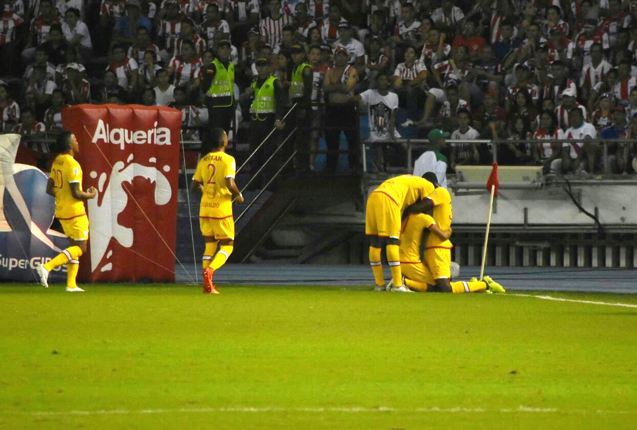 Los santafereños celebrando el gol de la victoria.