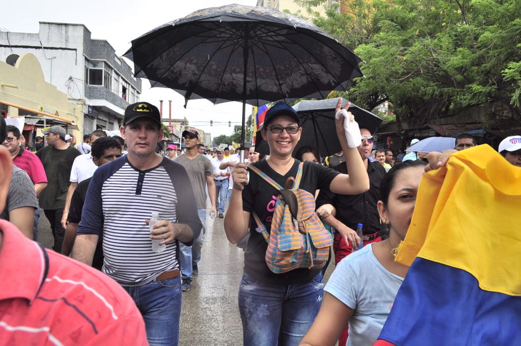 La lluvia no fue obstáculo para la protesta.