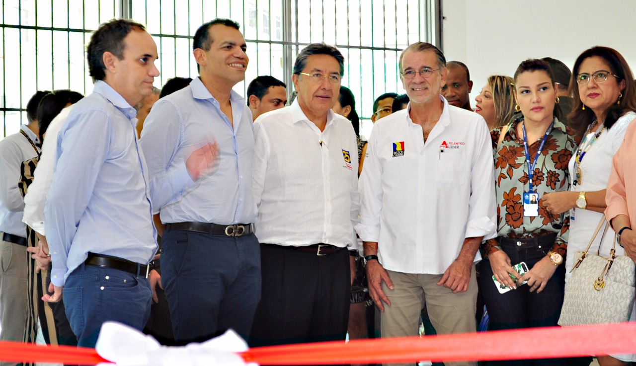 El Fiscal Néstor Humberto Martínez con las autoridades locales.