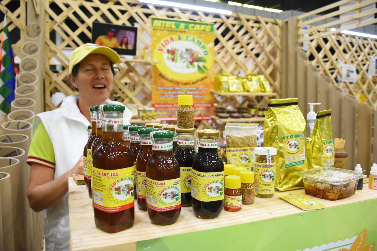 Expositor mostrando sus productos en la feria Bioexpo Colombia.