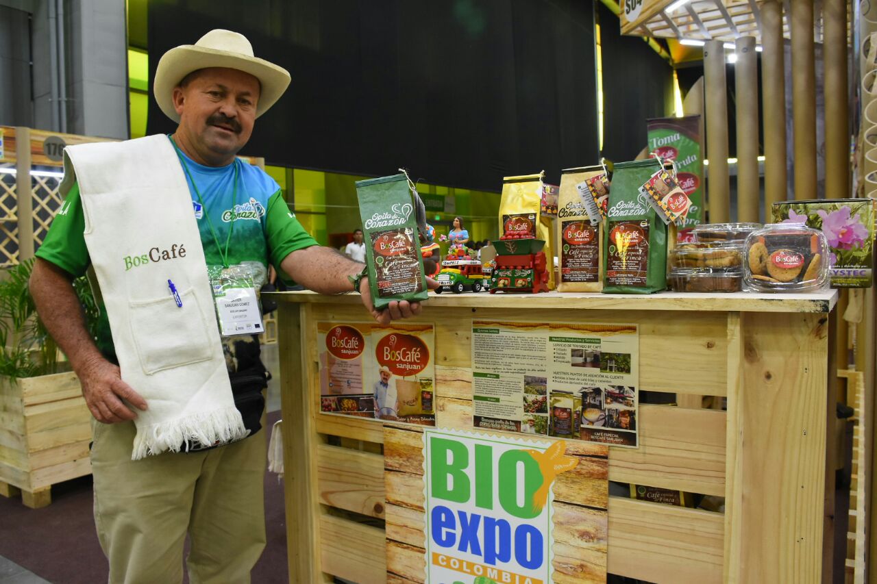 Expositor que ofrece sus productos en la feria Bioexpo Colombia.