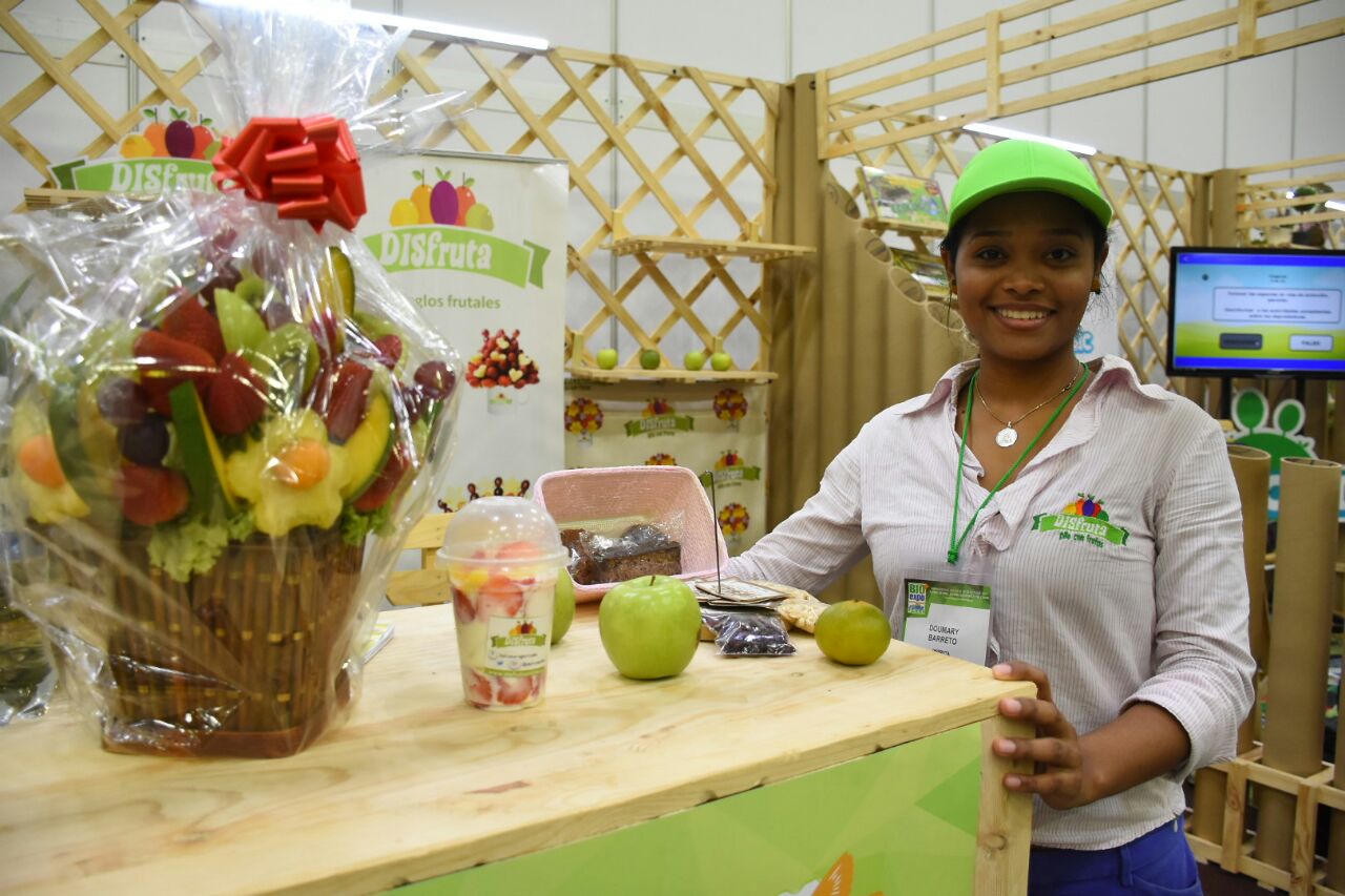 Expositor presenta sus productos en la feria Bioexpo Colombia.