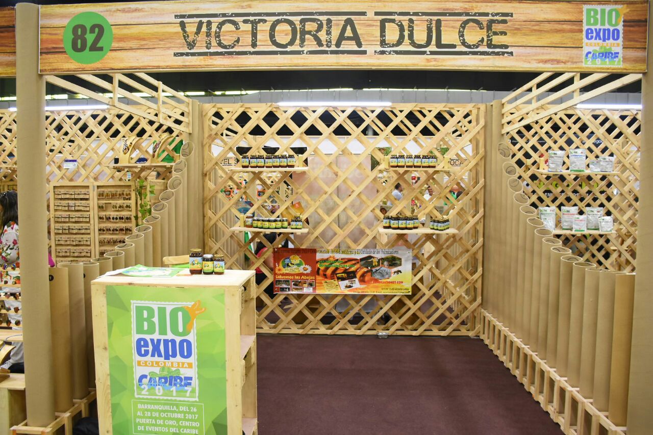 Estand de la feria Bioexpo Colombia elaborado con estibas y materiales reciclables.
