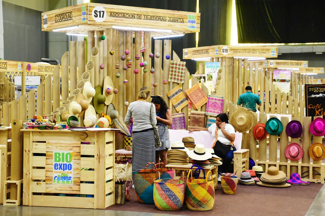 Estand que ofrece artesanías en la feria Bioexpo Colombia.