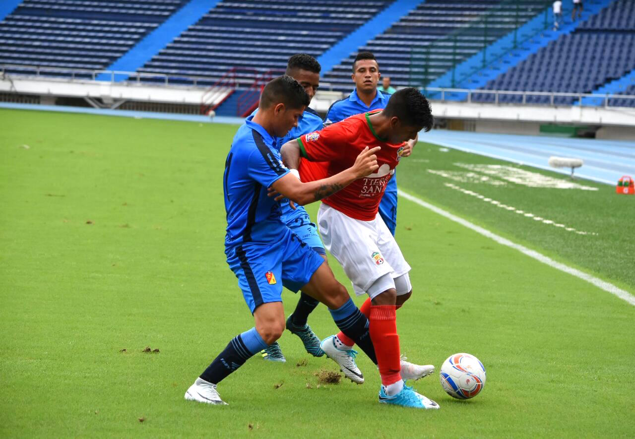 Presión defensiva del Pereira: tres contra uno.