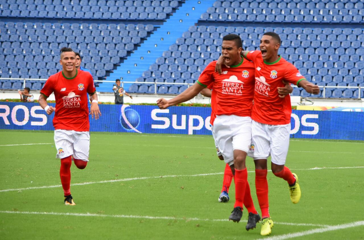 Gabriel Fuentes celebra con sus compañeros la apertura del marcador.