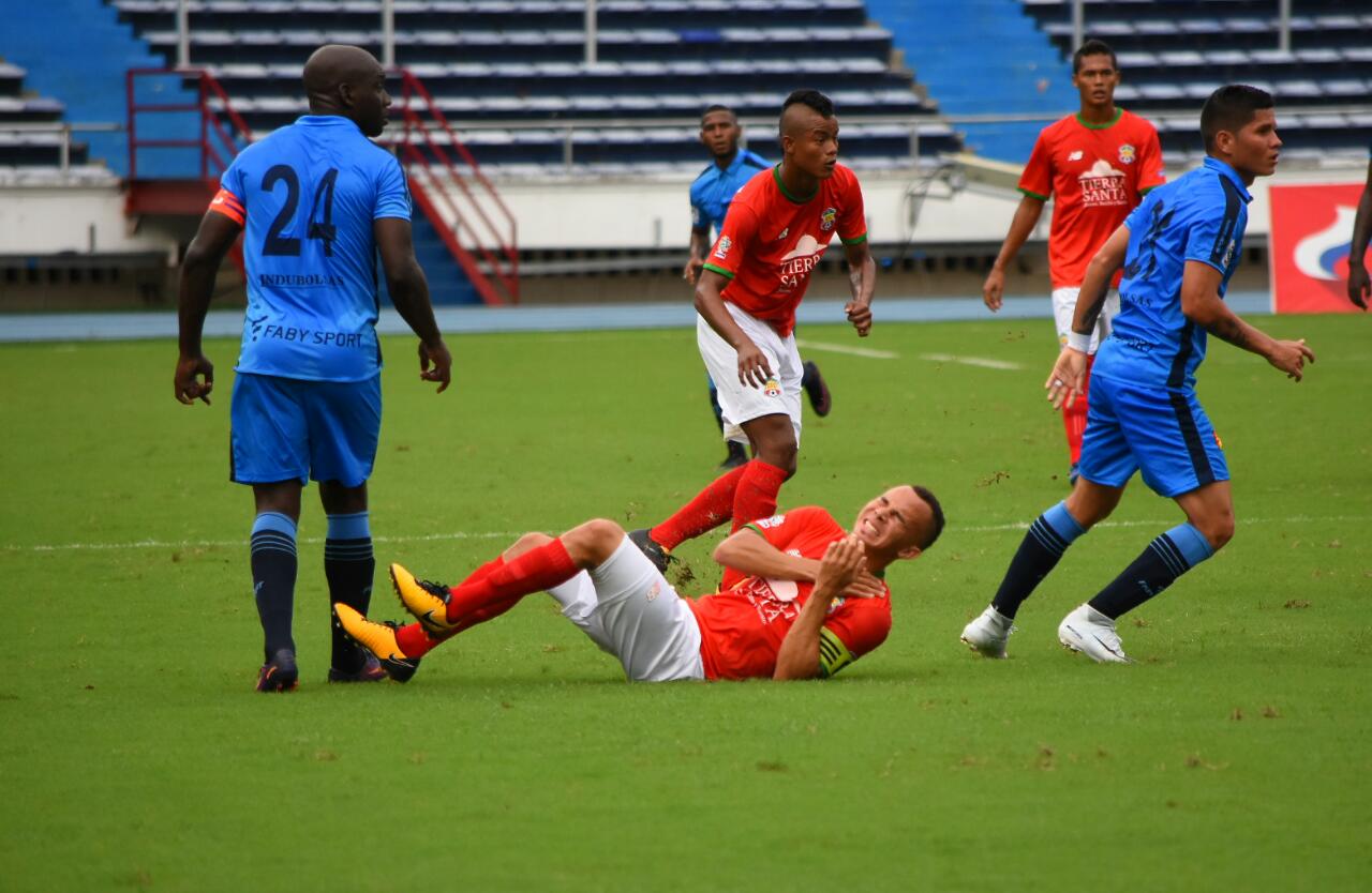 Falta en el medio campo contra Johan Bocanegra.