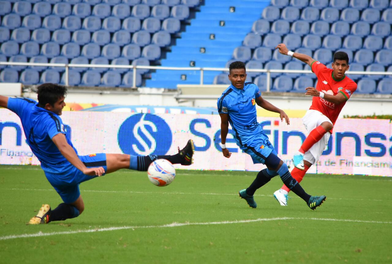 Fuerte remate de Steven Murillo que no alcanza a rechazar Jonathan Lozano.