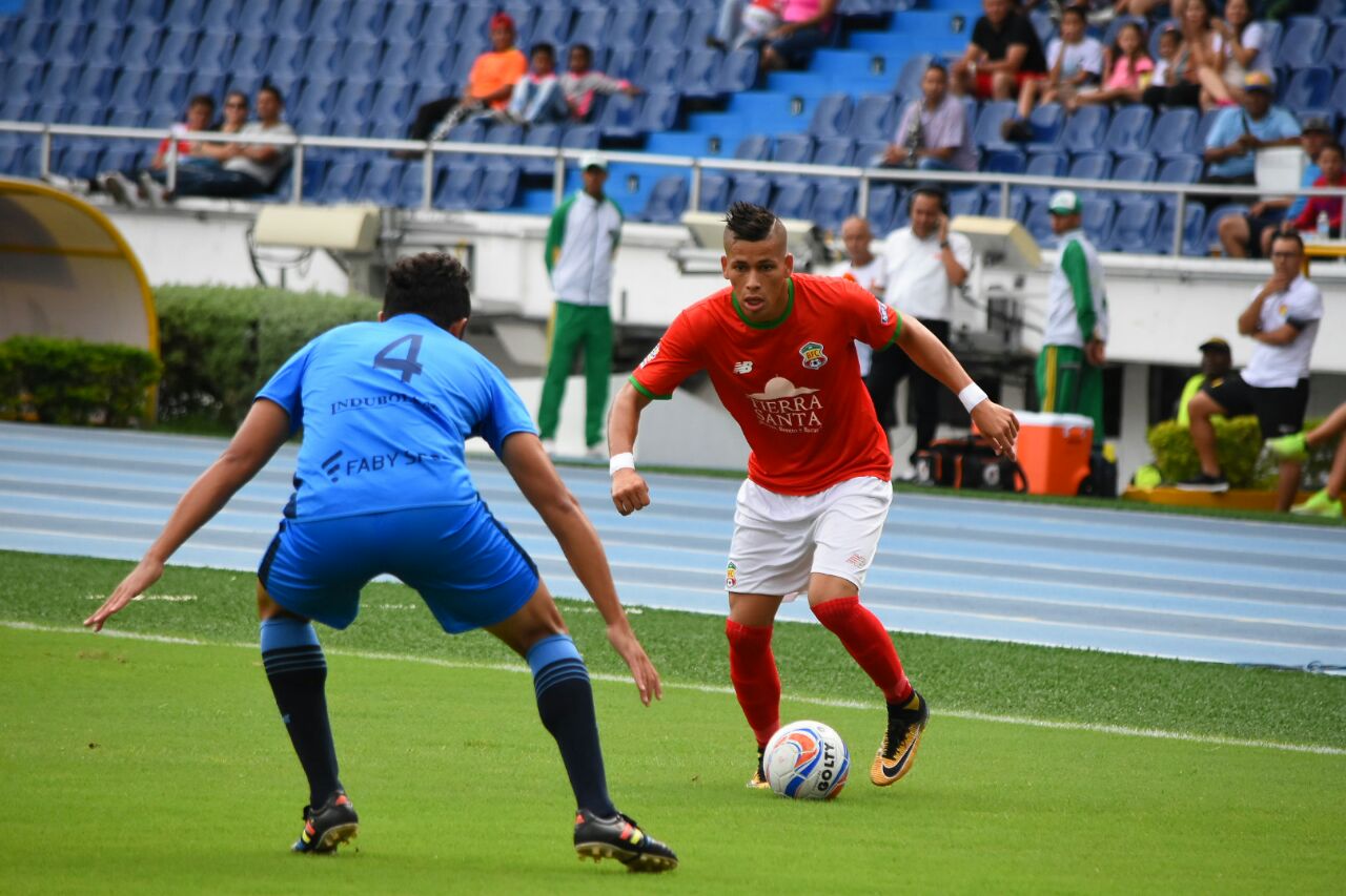Desde el inicio del partido los locales buscaron el arco visitante.