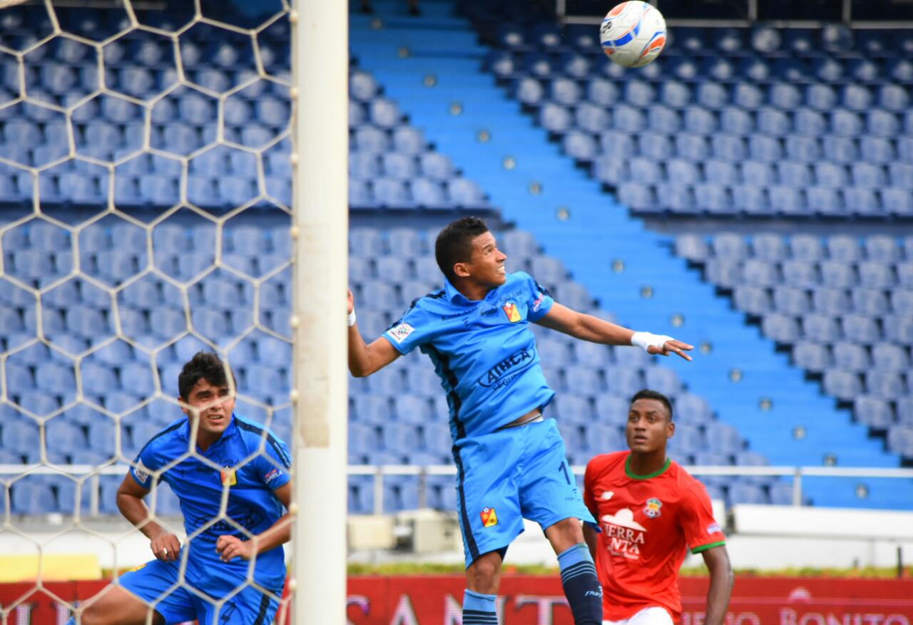 Carlos Palacios despeja una jugada de peligro.