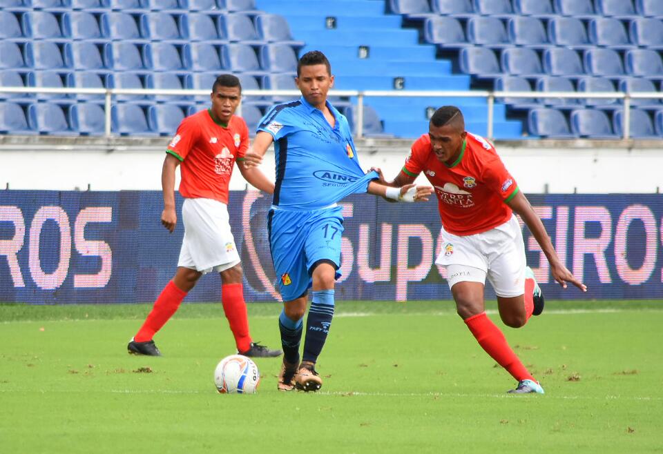 Duván Mosquera, del Pereira, es sujetado por la camiseta.