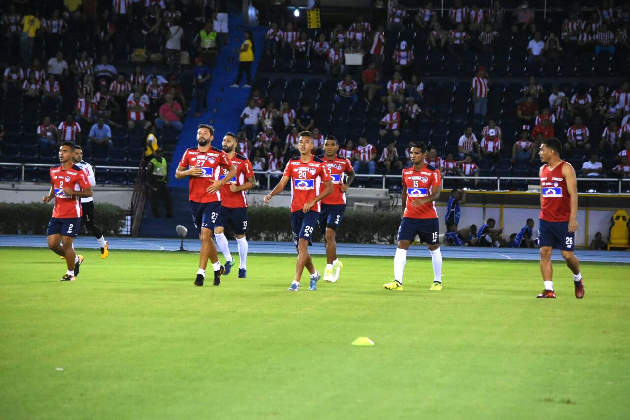 Calentamiento previo de jugadores del Junior.