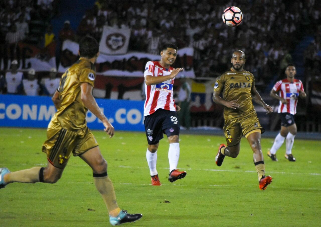 Entre dos rivales, Teófilo Gutiérrez en otro remate.