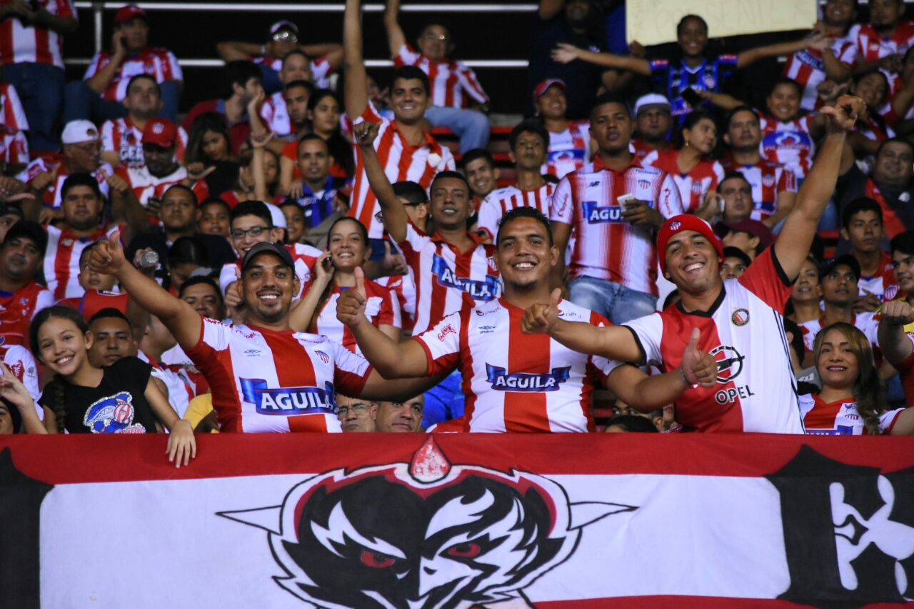 Los junioristas, siempre aletando al equipo.