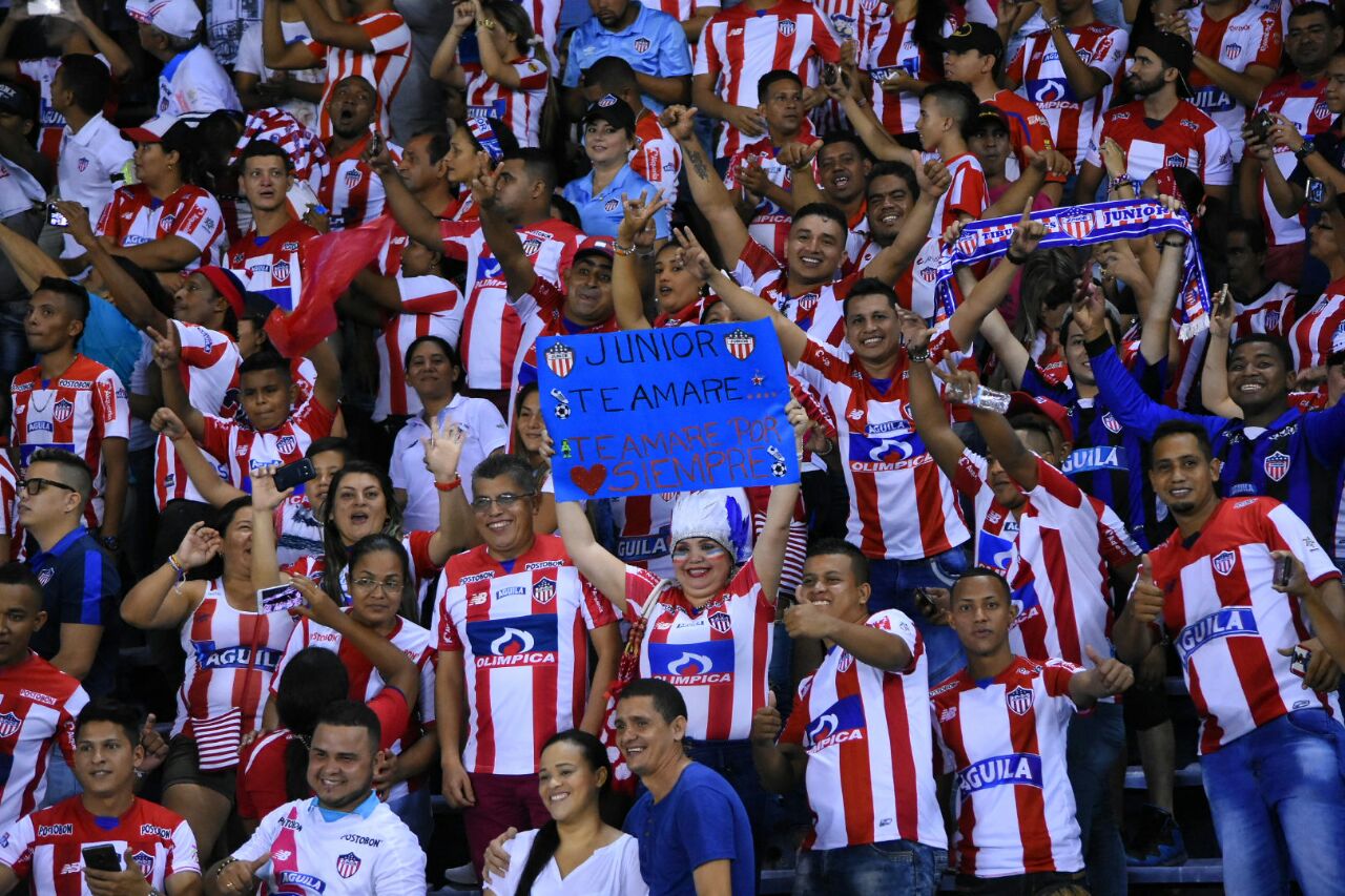 Apoyo en las graderías para el equipo local.