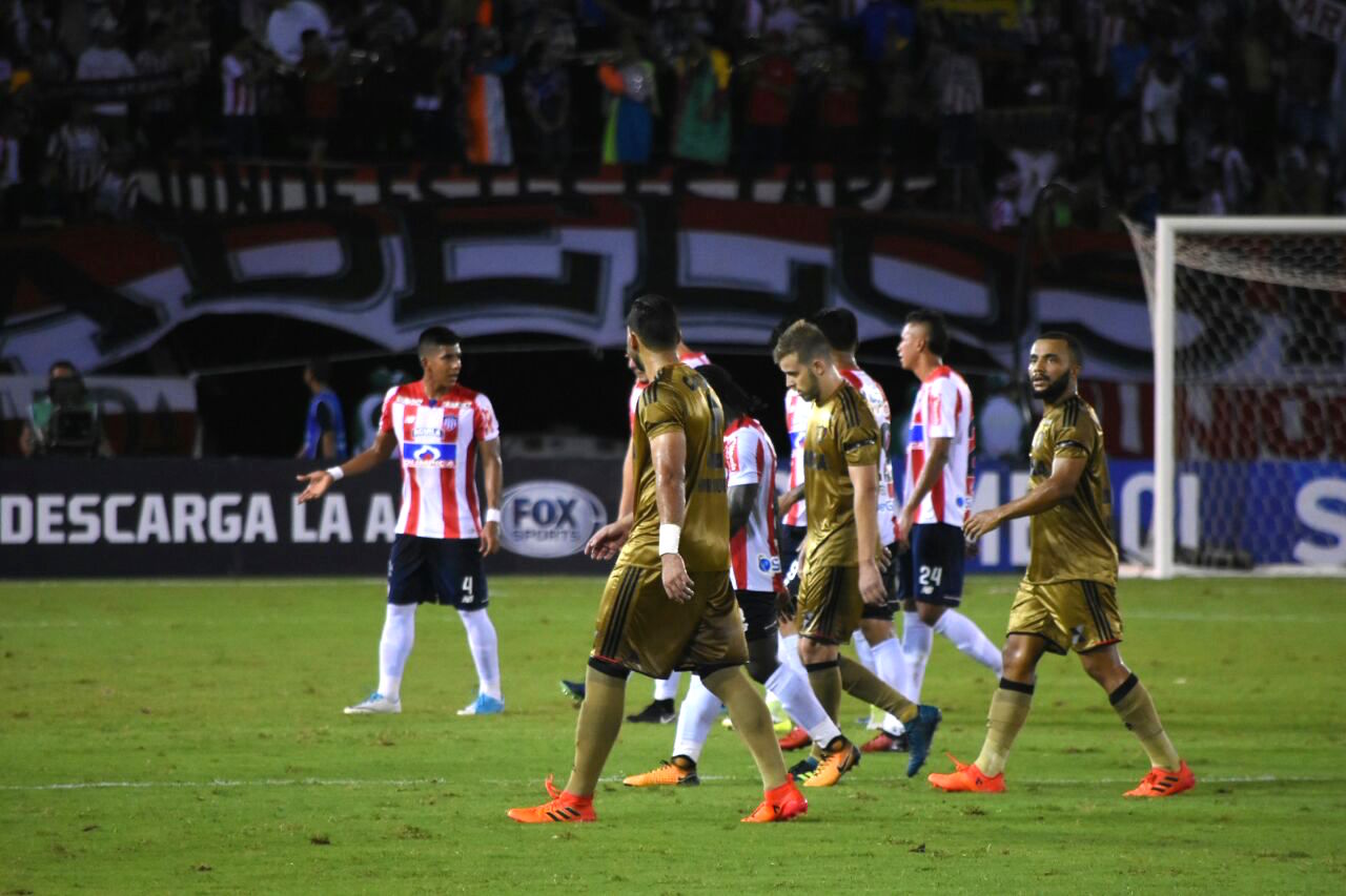 Al término del primer tiempo, los equipos al descanso.