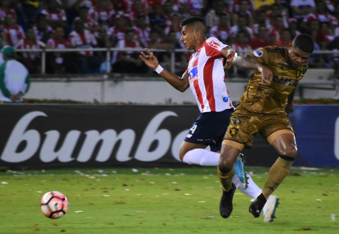 David Murillo neutraliza un ataque de los visitantes.