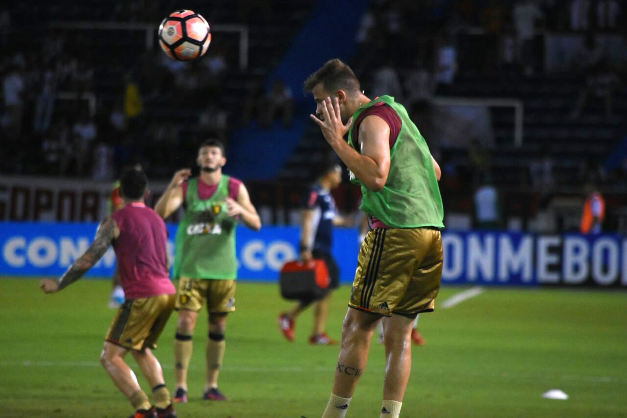 Jugadores de Sport Recife de Brasil, en el calentamiento previo en la cancha del Metropolitano.