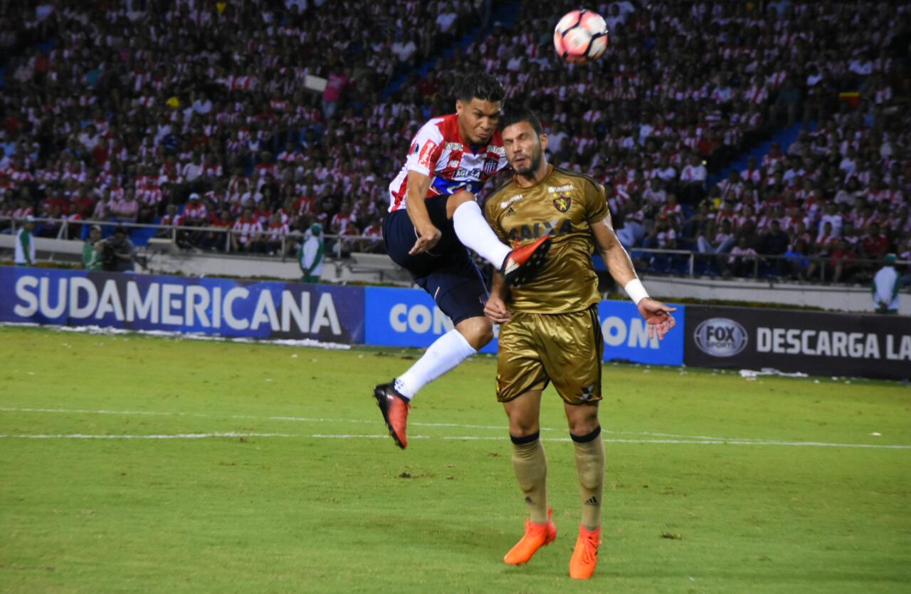 Teófilo Gutiérrez rematando ante la marca visitante.