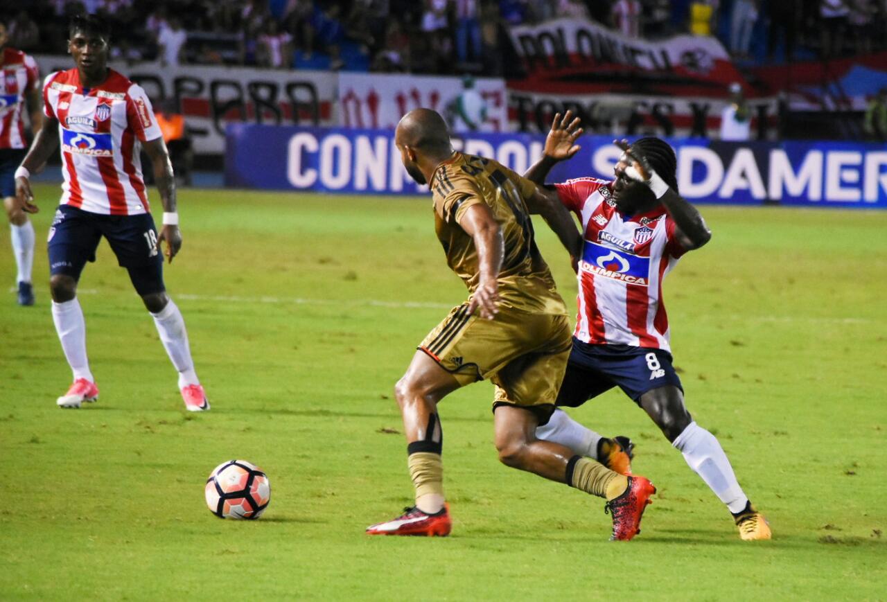Yimmi Chará es despojado del balón al intentar ingresar al arco rival.
