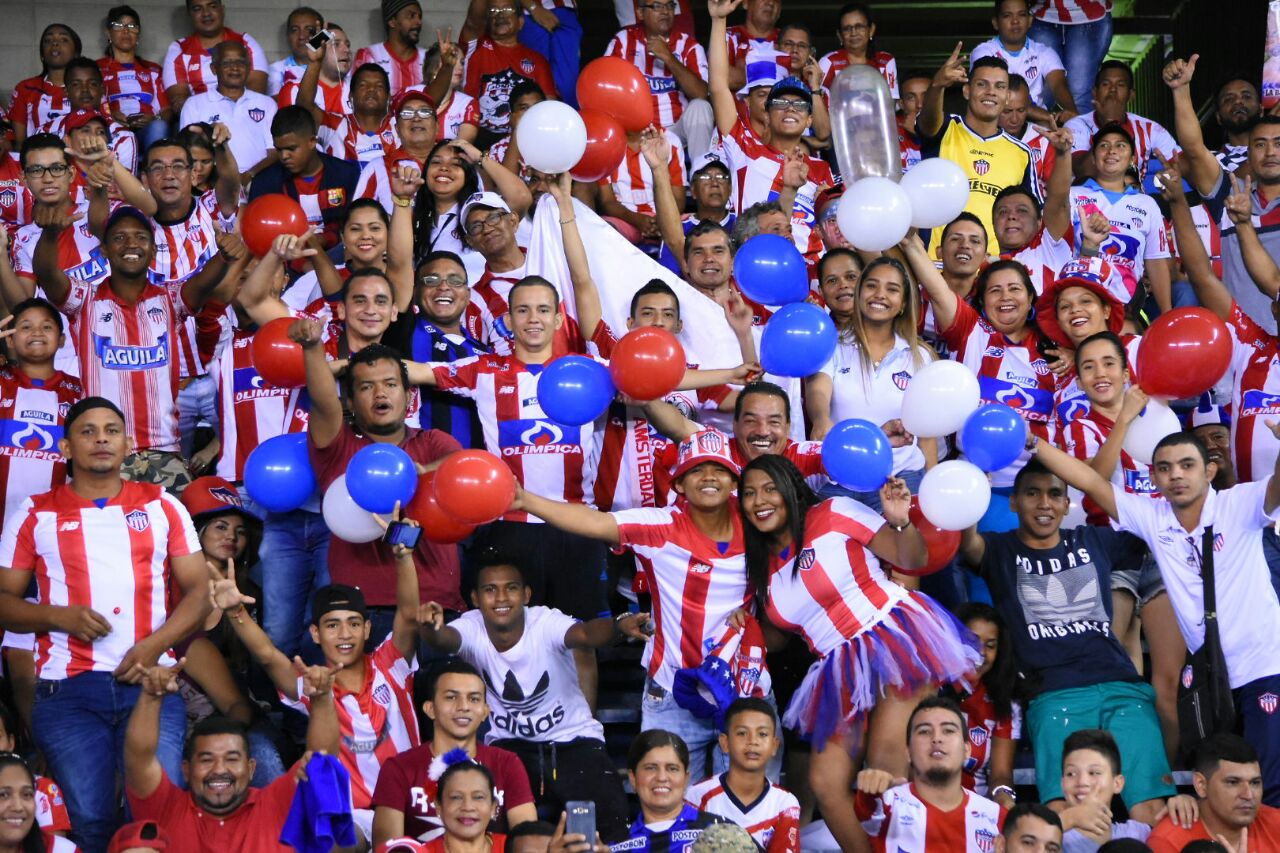 Los aficionados acompañando a los 'tiburones'.