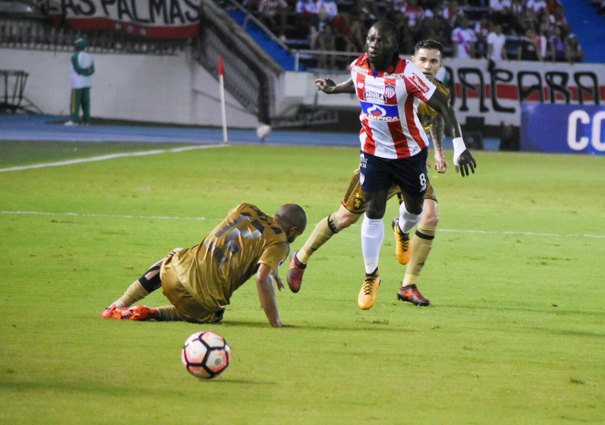 Yimmi Chará intentando superar la marca de Patrick.