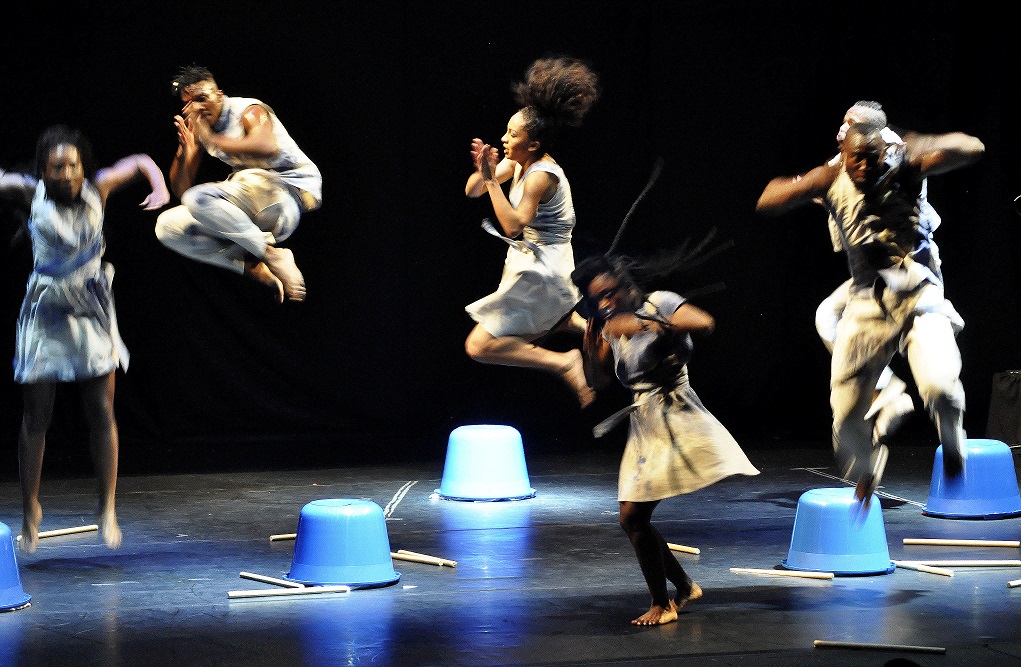 Bailarines de la obra 'Wangarí'.