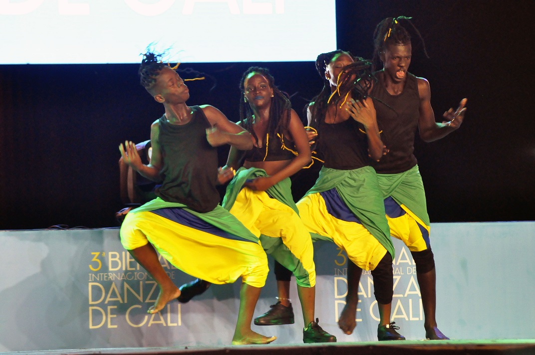 Noche de danza urbana en el bulevar del río.