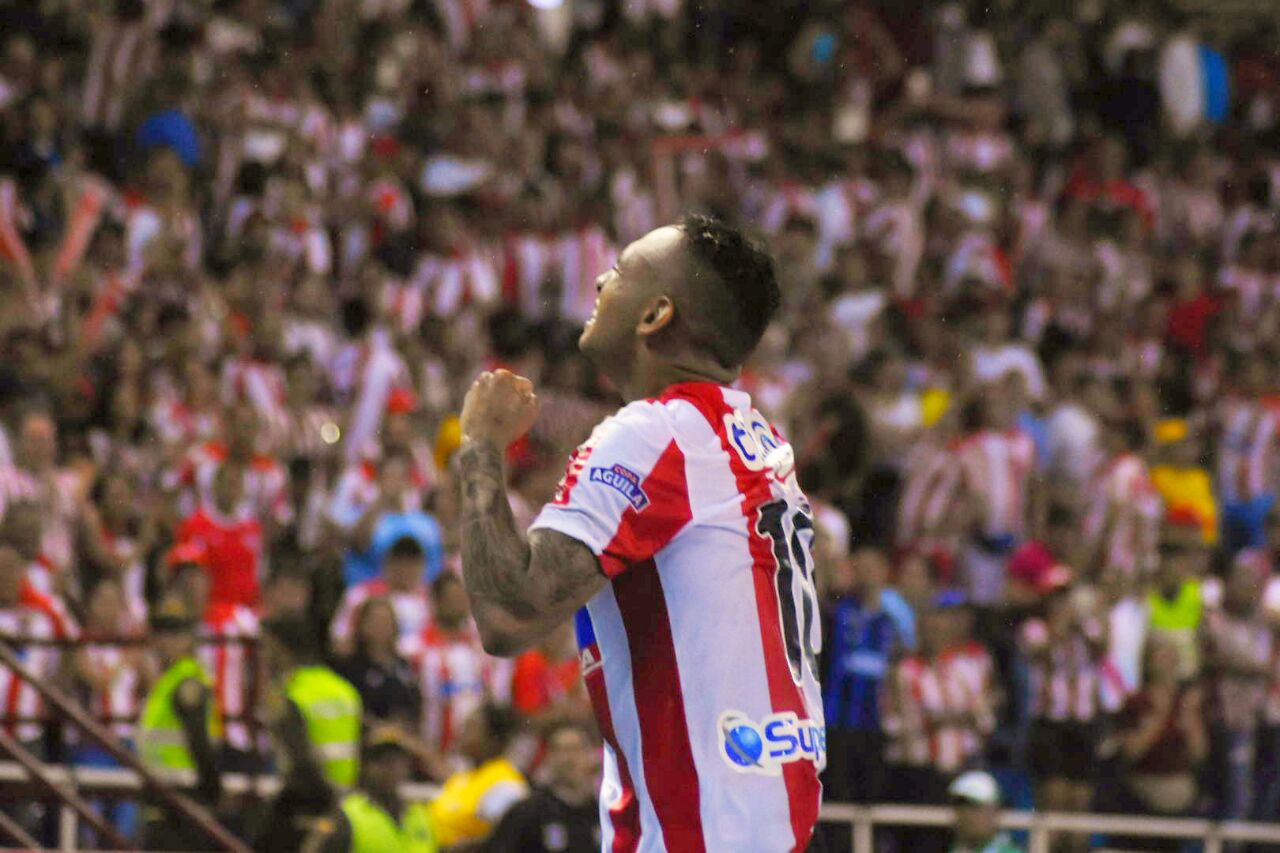 Jarlan Barrera celebra el gol, el primero para los junioristas.