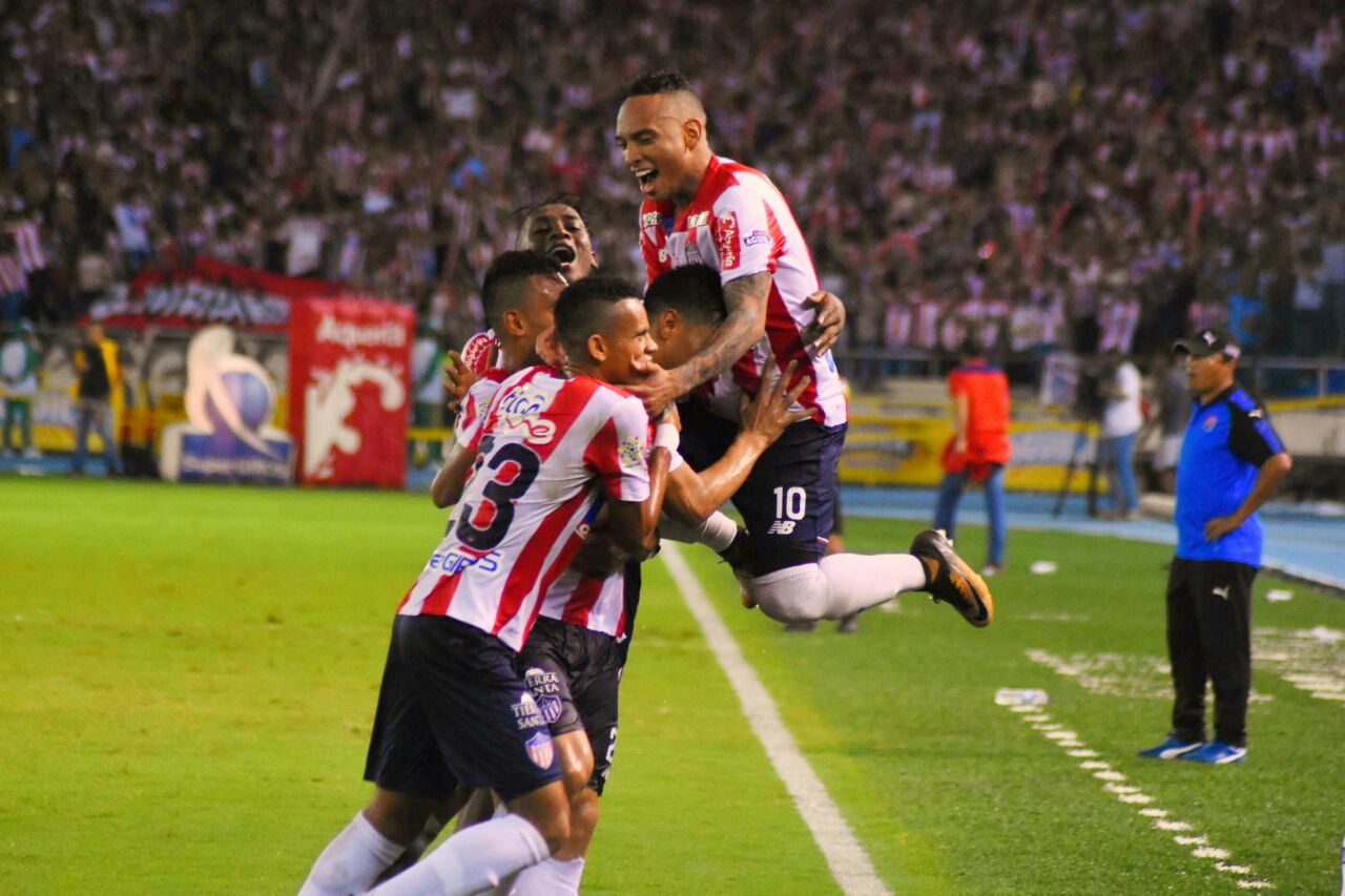 Compañeros celebrando con Teo.