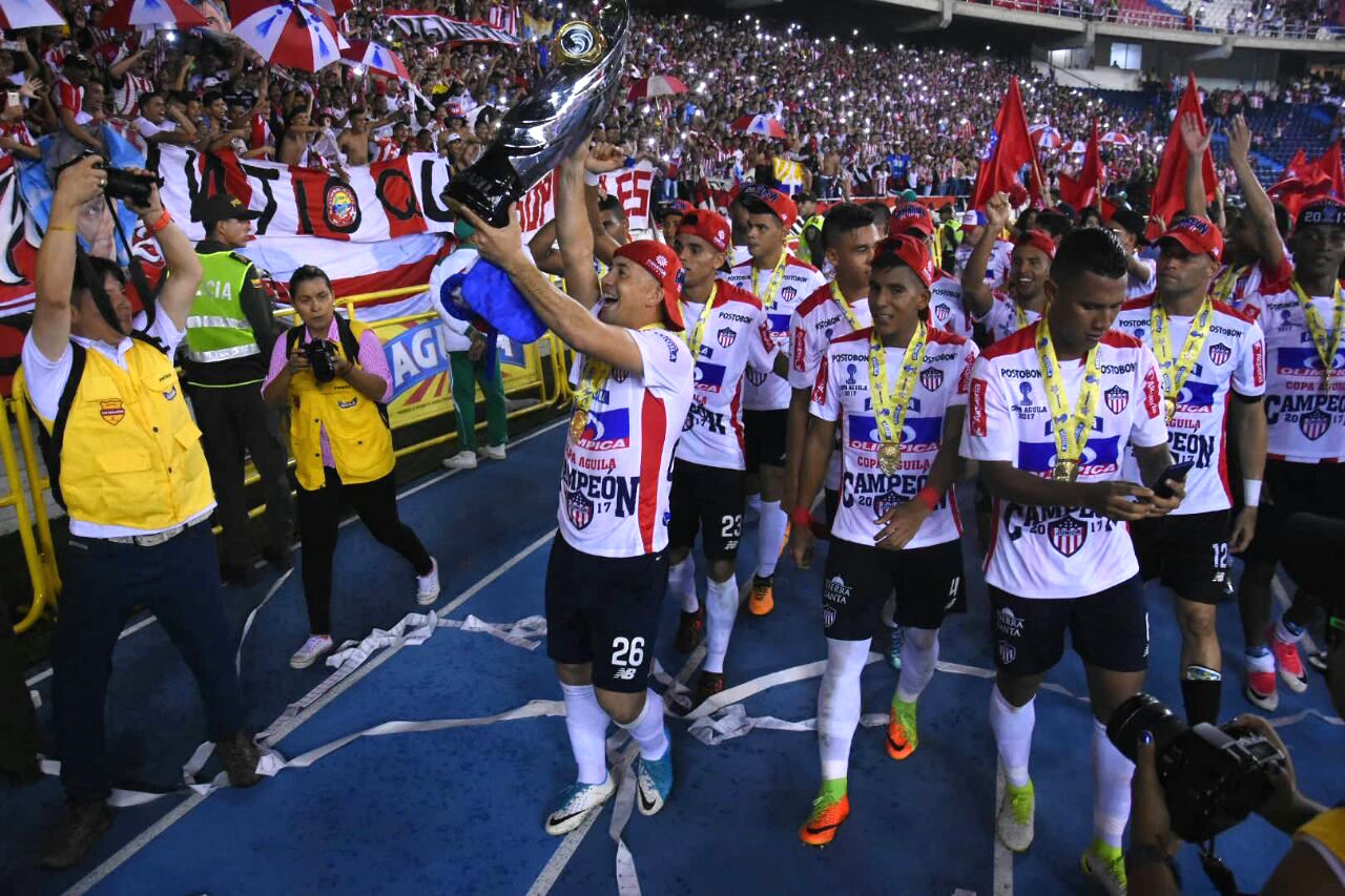 Léiner Escalante mostrando el trofeo a los aficionados en el Metropolitano.