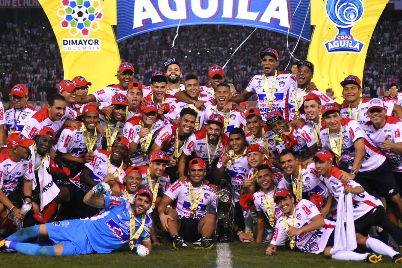 Los jugadores de Junior en la foto para la historia.