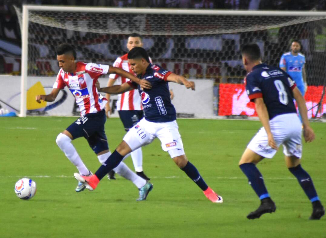 Víctor Cantillo controlando el balón en el medio campo.