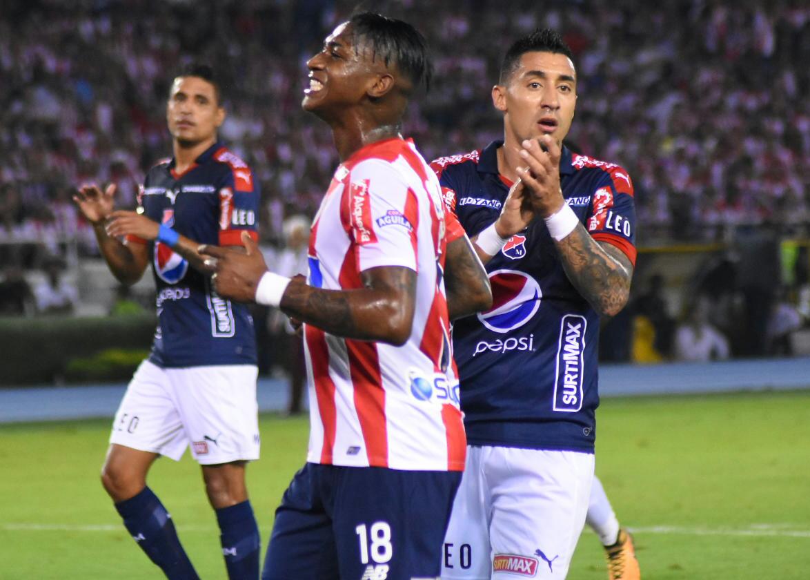 Yony González se lamenta de un tiro que le resultó desviado.